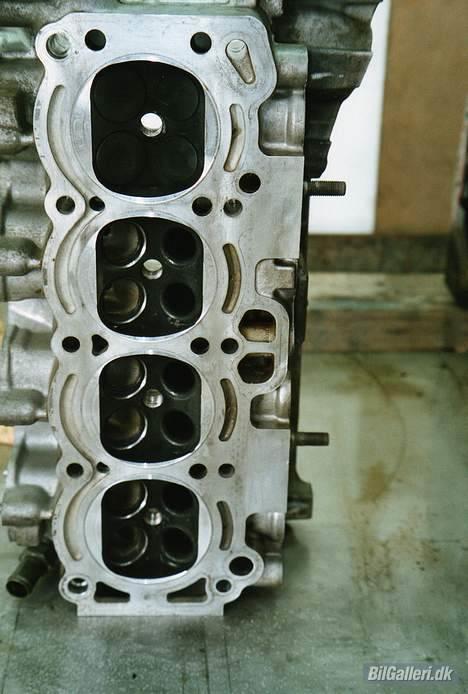 Toyota Corolla GT Coupé (AE86) - Her er der blevet fræset ud i topstykket for lave plads til stemplerne. billede 12