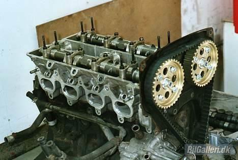 Toyota Corolla GT Coupé (AE86) - Her er motoren ved at blive samlet. Mmm det er nogen lækre stumper Toda laver. billede 13