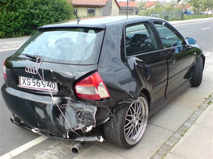 Audi A3 1,8T Ambition - Bilen er blevet totalskadet d. 20/5 - 2007. En idiot kom bragende med med 70 km/t lige op i røven på mig, mens jeg holdte stille... idioten havde ikke registrete min havariblink!!!! GGRRRRR!!!!  - Bilen har fået en "bananskade". billede 12