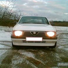 Alfa Romeo 75. *SOLGT*