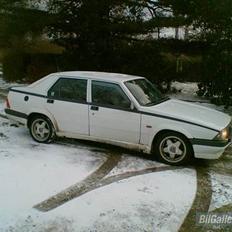 Alfa Romeo 75. *SOLGT*