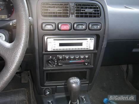 Nissan Primera 1,6 LX PLUS - Min gamle radio billede 3