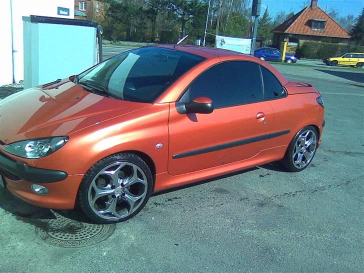 Peugeot 206 cc 1.6 16v SOLGT - sort ruder og  nye fælge  billede 1