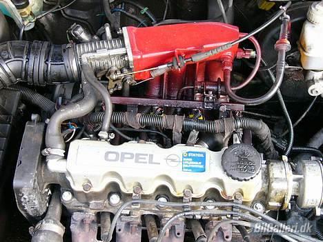 Opel astra  =solgt= - indspjørtninge er malet i to farver rød og sort  billede 13