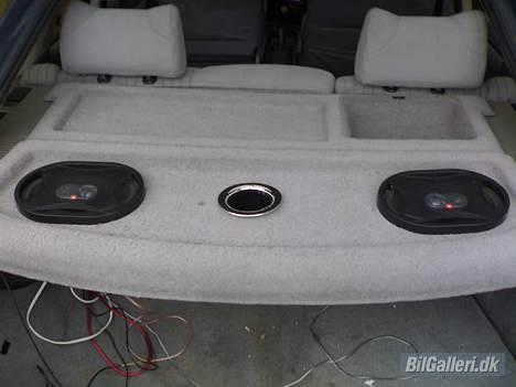 Ford Sierra XR4i - SOLGT - Hattehylde med JBL GTO 6x9 højttalere samt 4" basrefleksrør. billede 10