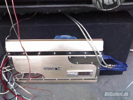 Ford Sierra XR4i - SOLGT - Forstærkeren, en XZound 5100 Gold. 5 kanals med 1200 watt effekt total. Der findes bestemt det der spiller bedre, men til mit behov er det fint. billede 11