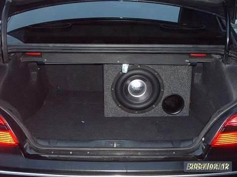 Peugeot 406 2,0 *Solgt* - Her ses anlægget.. Forstærkerne sidder på den plade som hænger under hattehylden.. billede 3