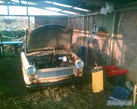 Trabant 600 - Er ved at måle ledninger ud billede 6