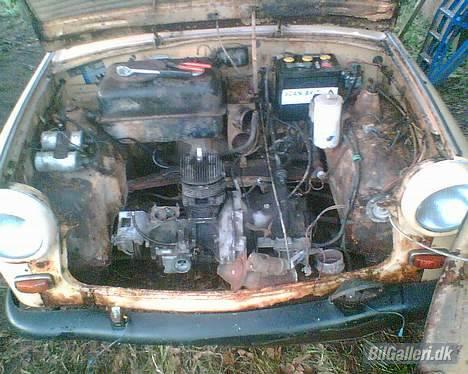 Trabant 600 - Motorrum, der er rigeligt med plads når man nemt kan skrue fronten af (2 fingerskruer) billede 9