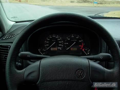 VW Polo - Kedeligt instrument bræt med grønt lys.. fesent, skal dog skaffe 98´ speedometer  billede 4