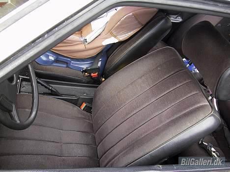 Opel Manta B - dejlige sæder... og min søns stol ved siden af... kvinder sidder bagi billede 1