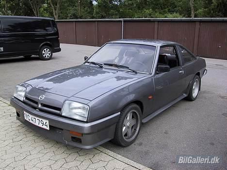 Opel Manta B - Det er altså en fed bil, beskidt eller ej... mangler de sideskørter :( billede 2