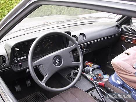 Opel Manta B - Lidt rodet?? lidt kedeligt rat, men der kommer et nyt.. den lange gearstang er faktisk mega god at køre med, er blevet rimelig glad for den.. billede 5