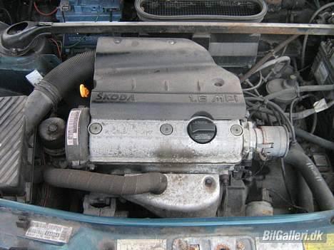 Skoda Felicia SOLGT - Motoren, er den ikke bare flot? billede 2