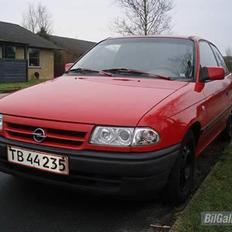 Opel Astra 1,6i NZ ( SOLGT)