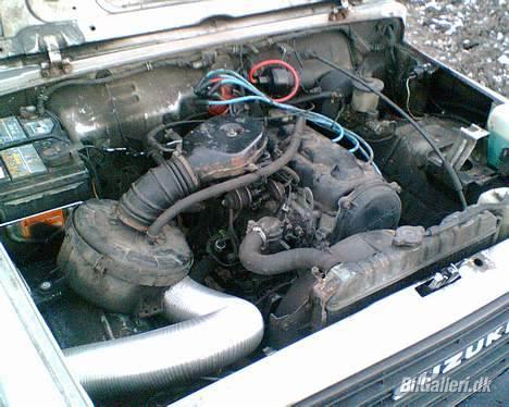 Suzuki SJ 413 High roof (SOLGT) - Stalden hvor de 64 vilde heste bor... billede 11