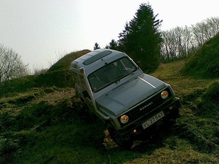 Suzuki SJ 413 High roof (SOLGT) - Her er den tæt på grænsen, bare et vindpust og så var den væltet :o) billede 17