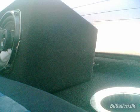 Peugeot 405 GLX (Skrottet) - 2x 3" bass reflekser i hattehylden Pynter + har lakeret hattehylden i mattsort "Det Æ Mann" billede 13