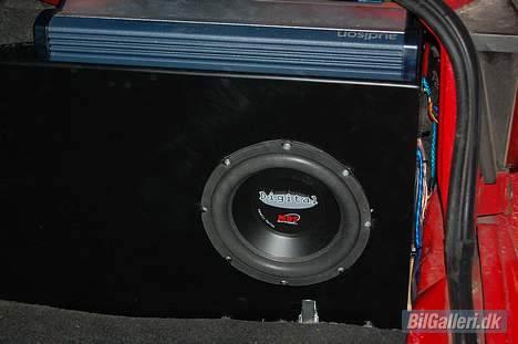 Ford Escort 1,8i Sport *solgt* - 8" bass med forstærkeren oven på billede 12