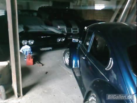 VW 1303 Solgt - her ståd den om vinteren.... Sammen med min personlige drømmebil :D den der ligge kigger ud under dækket billede 11