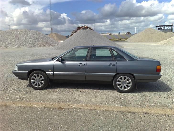 Audi 100 2.2E - Audien fra siden :) 80´er form :D billede 3