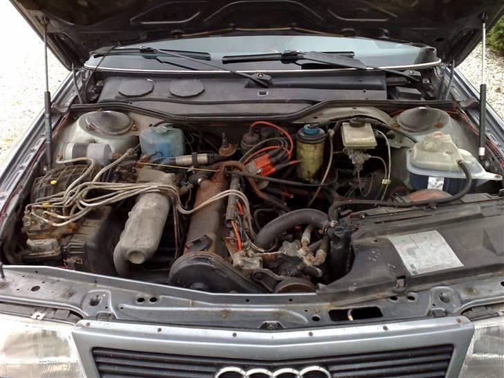 Audi 100 2.2E - Lidt slidt motor men kanon god og holdbar.! LYDER SKIDEGODT !!!! billede 4