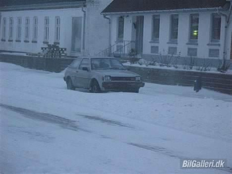 Mitsubishi Colt "81´er .." *solgt* - Colten i snevejr .. Hehe .. syyyyg snestorm .. billede 7