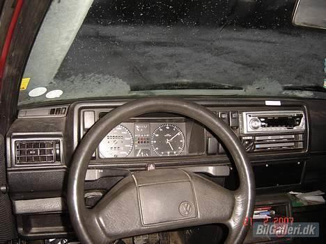 VW Golf 2 1.6CL *Solgt* - Kedeligt interiøer, men hvad fa´en :D billede 2