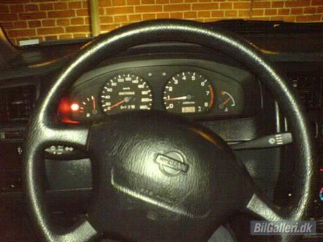 Nissan Almera  solgt for 25000 - den fine instrumentering billede 4