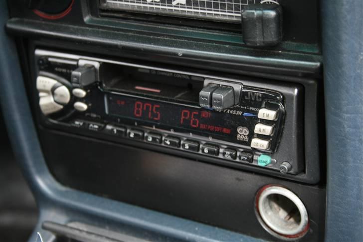 Audi 100 2.2E - Radioen hvortil der høre en 12 CD boks med billede 10