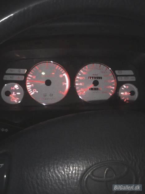 Toyota Corolla "Smølfen" - Hvide urskiver med rød belysning billede 9