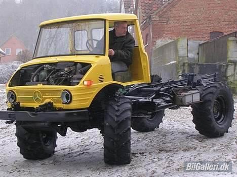 Mercedes Benz Unimog 416 - Så kom den ud i den friske luft, ny malet. OBS! bemærk de nye dæk :)  billede 11