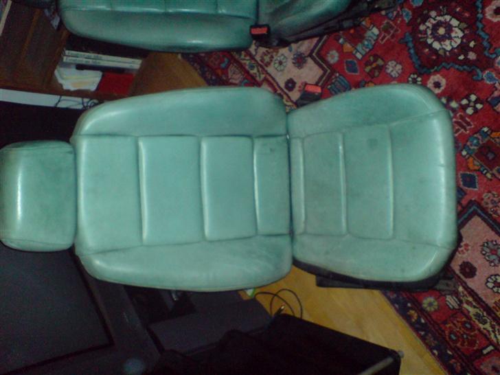 BMW 320i e30 - mine nye e36 læder forstole. skal farves sorte :D billede 1