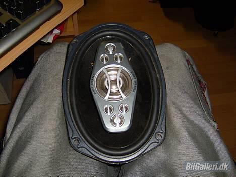 Nissan micra solgt.... - en af de to dejlige højtaler jeg ha... lækkert billede 6