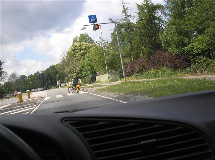 BMW 320i Coupé E36 - Du køre ca 60 km/t, en cykelist krydser vejen i fodgænger fæltet, Hvad gør du !?  billede 5