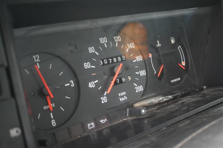 Volvo 245 Turbo (SOLGT) - Speedometeret. Beklager min manglende rengøring :) billede 4