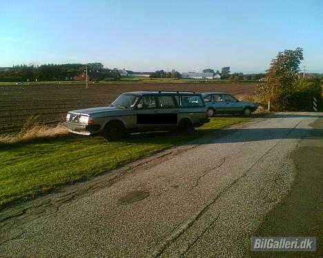 Volvo 245 Turbo (SOLGT) - Volvoen ude ved vejen imens gårdspladsen bliver gjort i stand..,, (undskyld kvaliteten) billede 10