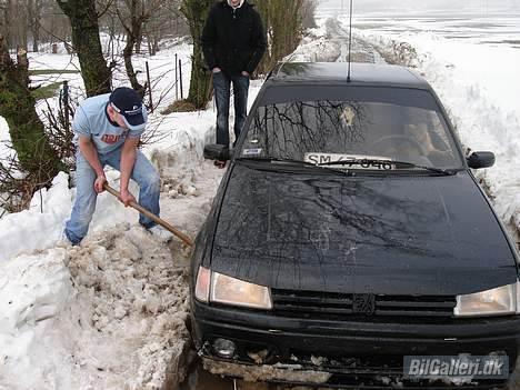 Peugeot 106 rallye "solgt" - hehe mus! brdr. skovl på arbejde. sådan kan det gå når man ikke lytter når de andre siger "stop der kan du ikke køre når der er så meget sne" billede 9
