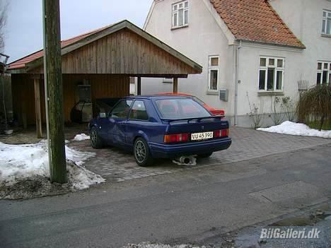 Ford escort RS Turbo 1,9  - ved døren er bulet men som i kan se står der en ny nede i carporten billede 11