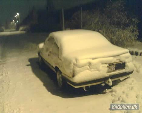 Opel Ascona C  "Den Gule Enke" - Der står hun så igen .. Første lag: Rust 2 lag: Isslag 3 lag: Dyyb sne :P  billede 18