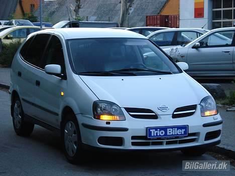 Nissan Almera Tino (solgt) - billed fra da vi var ude at prøvekøre bilen.. billede 3