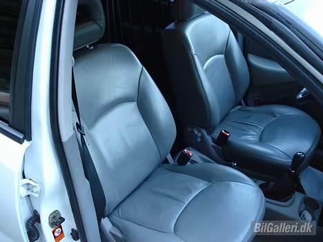 Nissan Almera Tino (solgt) - Den grå læder stue. billede 5