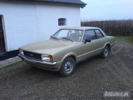 Ford Taunus - Her holder hun i gården, dejlig som hun er billede 1