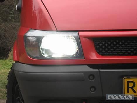 Ford Transit TD - Måske svært at se, men der gemmer sig xenon lys på 8000K. billede 8
