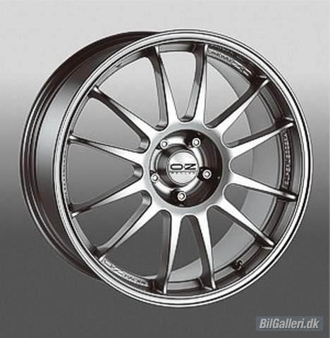 VW vento 2,0 GL solgt - det er så de sommerfælge jeg har liggende til den..  billede 16