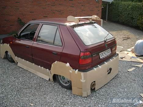 Skoda Felicia *R.I.P.* Vmax #98 - Læg mærke til hvor lav den er og så den store potte ;) billede 2