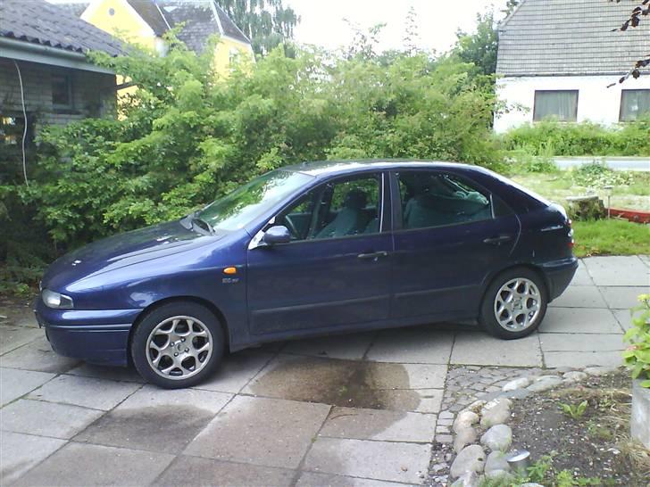 Fiat Brava sx *Solgt* - Sådan står den lige nu, med de nye somerfælge, efter jeg krøllede de andre :P billede 16