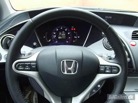 Honda Civic i-shift - Via knap på rattet kan man bladre gennem info displayet v. omdrejnings tæller. billede 8