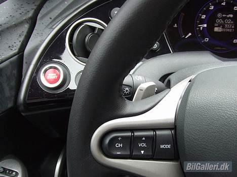 Honda Civic i-shift - i-shif padle bag kontakterne til radioen billede 11