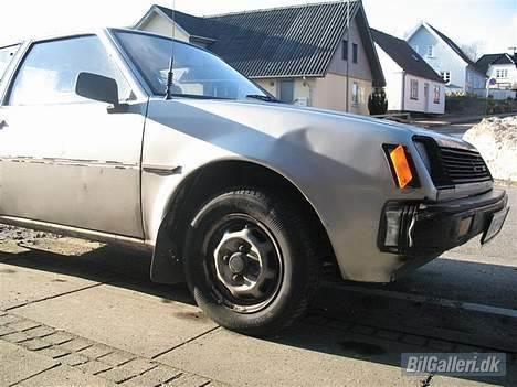 Mitsubishi Colt "81´er .." *solgt* - Spaden der havde filen hør har bulet det.. og vendt refleksen/blinklyset forkert.. Pff. MÆND en teknink .. hih billede 16